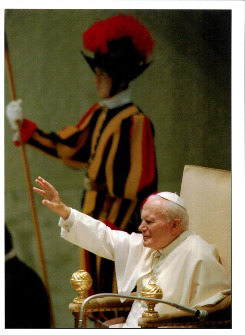 1995 POPE GREETS FAITHFUL DURING THE WEEKLY GENER JOHN PAUL TITLE WRITER - Vintage Photograph