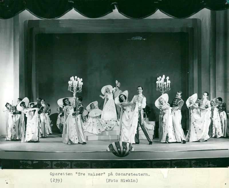 The "Three Rollers" opera at the Oscar Theater - Vintage Photograph
