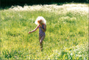 1995 RUNAWAY GIRL PICS HUTCHISON SALLY MCGRATH SWEDEN PRESS - Vintage Photograph