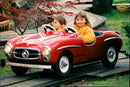 1997 RUNAWAY GIRL PICS HUTCHISON SALLY MCGRATH SAFE HOME SWEDEN - Vintage Photograph