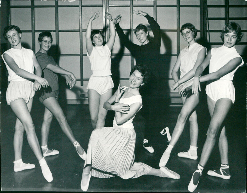 1958 LUNDS ARTISTS SVDS LUND HOGOLOSE HER MEANING YOUNG CONSTENT BALLET DANCERS - Vintage Photograph