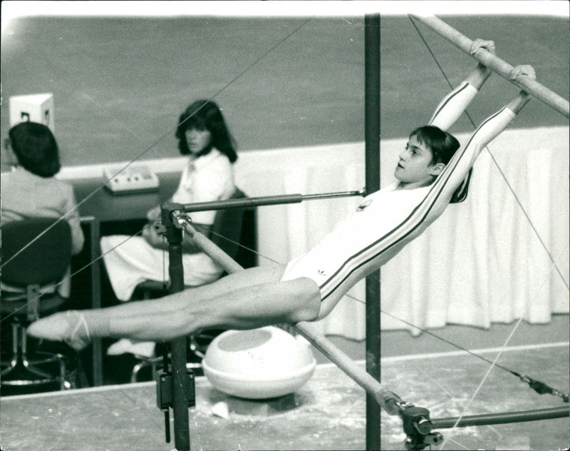 1976 MONTREAL EXPECTED SUCCEED OLGA KORBUI COMANECI WORLD QUEEN RUSSIAN PERFORMS - Vintage Photograph