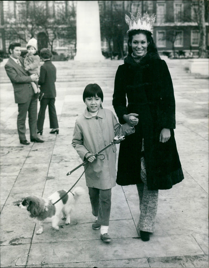 1970 - HOSTEN JENNIFER MISS WORLD LONDON BUREAU EGG, QUEEN - Vintage Photograph