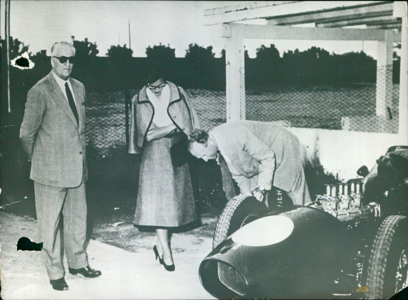 LEOPOLD OUR ROL ITALY FERRARI LEFT SPORTS LILLANE MODENE PESSAGE EXAMINED - Vintage Photograph