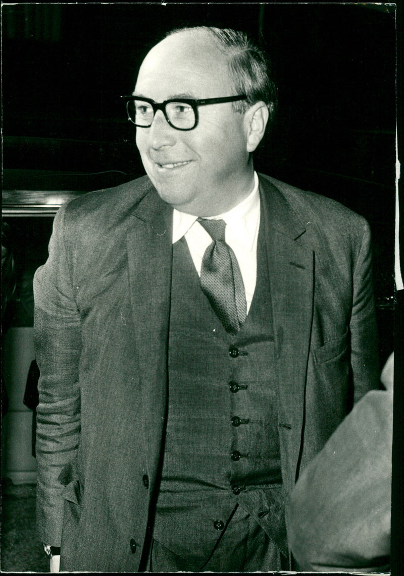 Chancellor of the Exchequer Roy Jenkins arriving at 11 Downing Street ahead of a Cabinet meeting. - Vintage Photograph