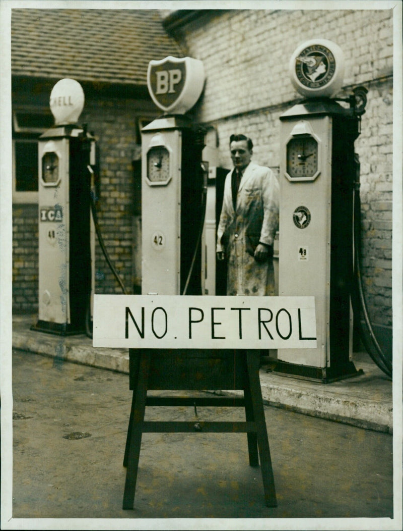 A Havace TIVW 0 04/0 tanker truck is seen refueling a petrol station in Detvrt, ICA BP 42 48. - Vintage Photograph