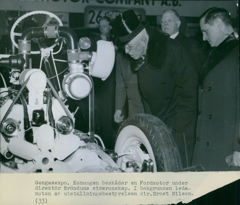 King Gustaf V view a Ford Motor wood gas during Expo - 1 March 1941 - Vintage Photograph