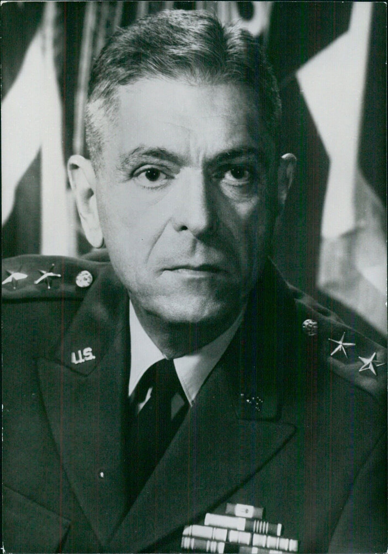 U.S. Service Chiefs: LIEUT.-GEN. VERNON P. MOCK Commanding General of the 5th U.S. Army, Fort Sheridan, since 1969. - Vintage Photograph