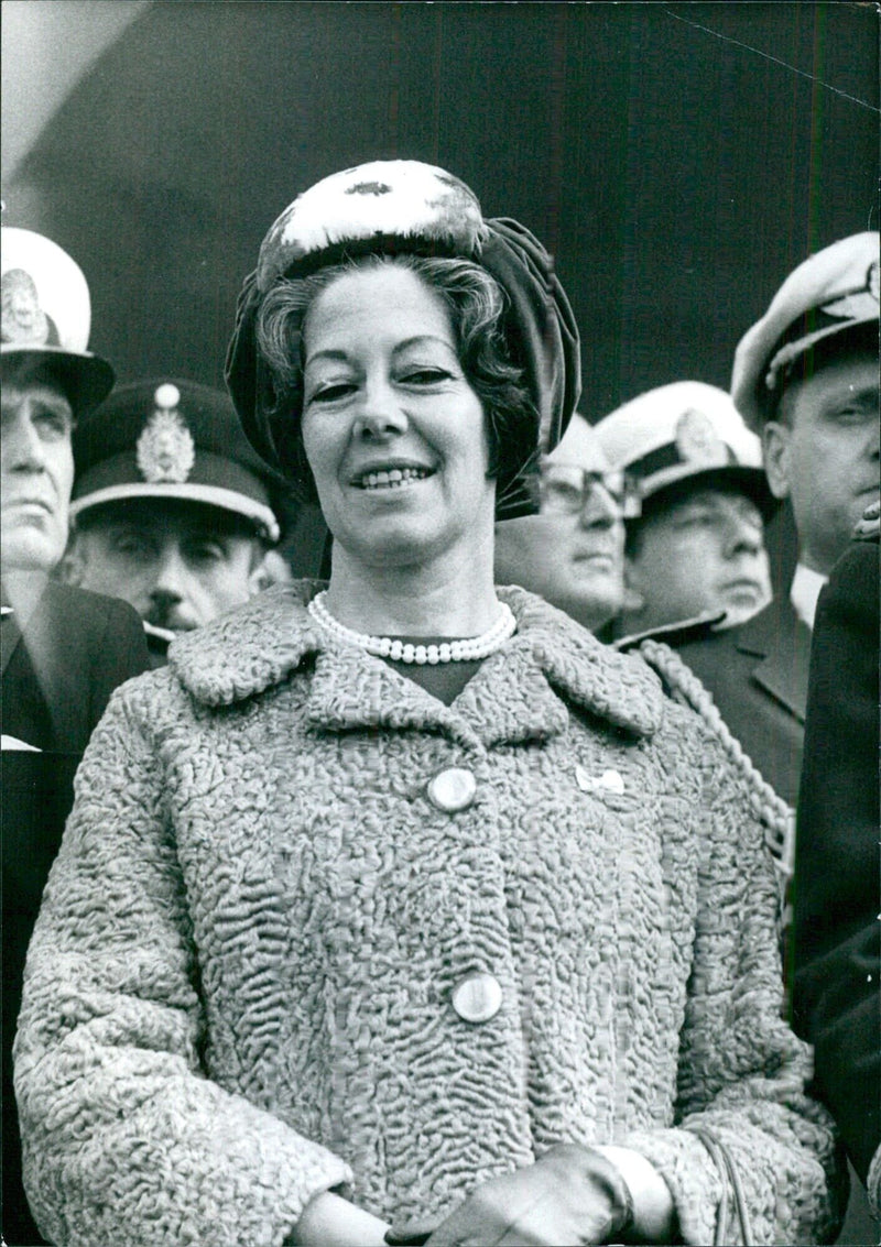 Sra. MARIA DE ONGANIA, esposa del presidente de Argentina, en un desfile militar - Vintage Photograph