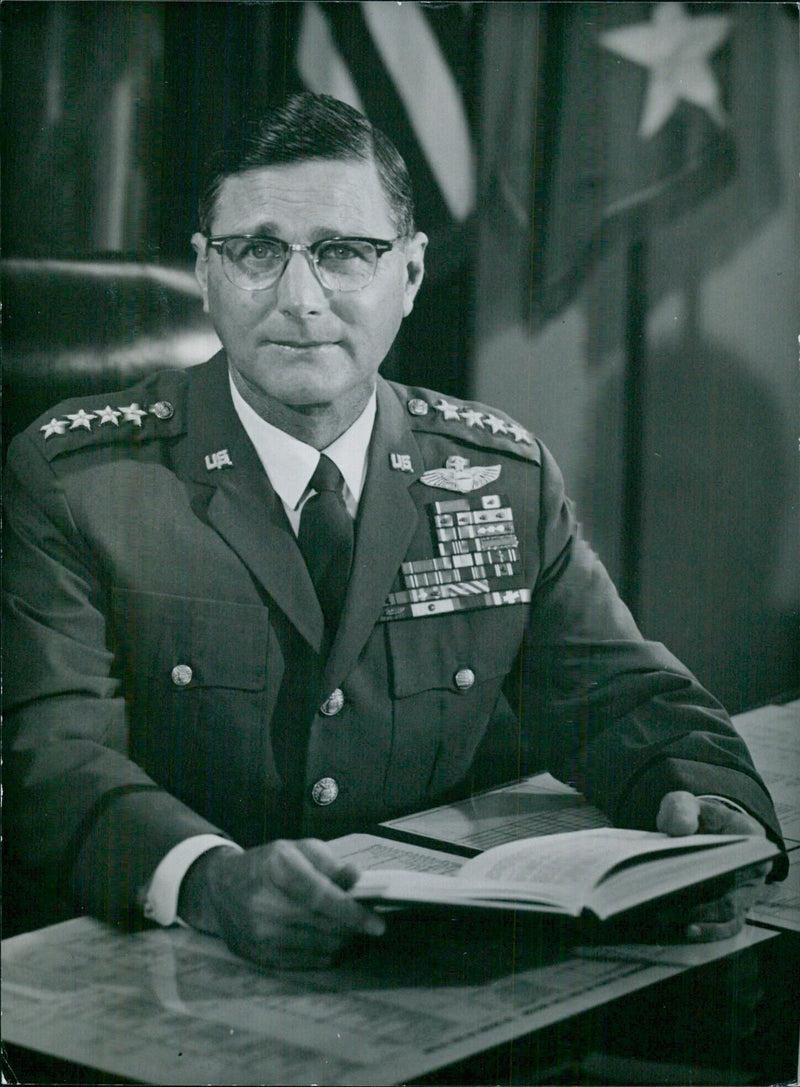 U.S. Service chiefs: GENERAL WILLIAM W. MOMYER - Vintage Photograph