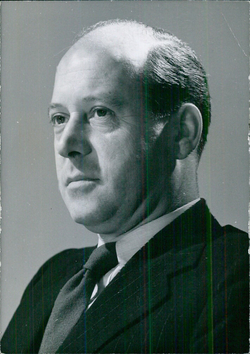 A.G.T. PETERS, Assistant Chief Designer of the de Havilland Aircraft Co. Ltd. - Vintage Photograph