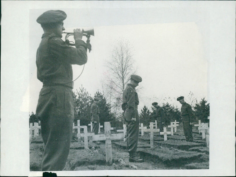 Soldiers pay tribute to fallen comrades on Armistice Day - Vintage Photograph