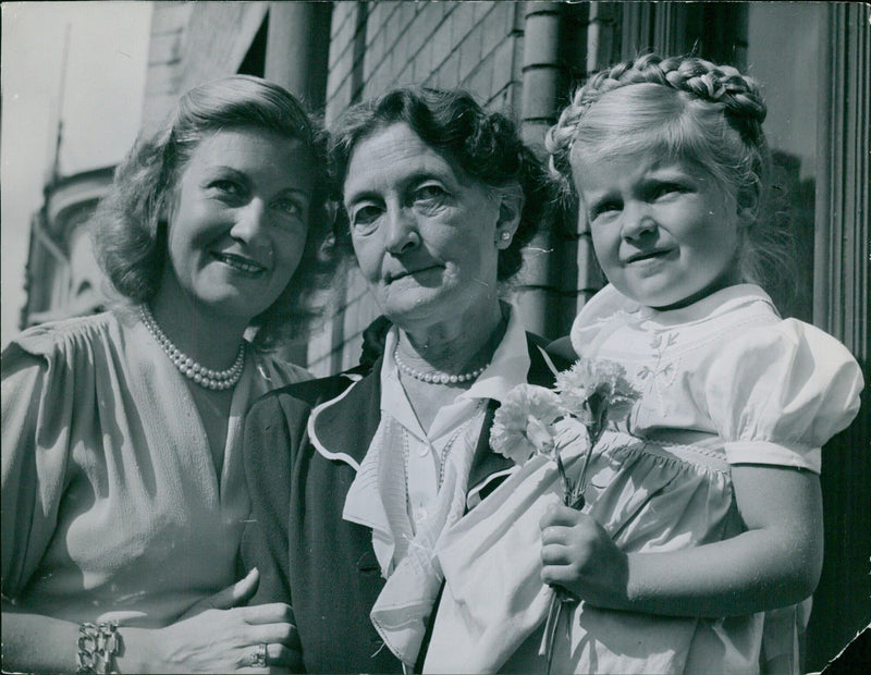 IL Biorling, Jussi and Vanna-Lisa in Prearmor and Fur Clothing, 1948 - Vintage Photograph