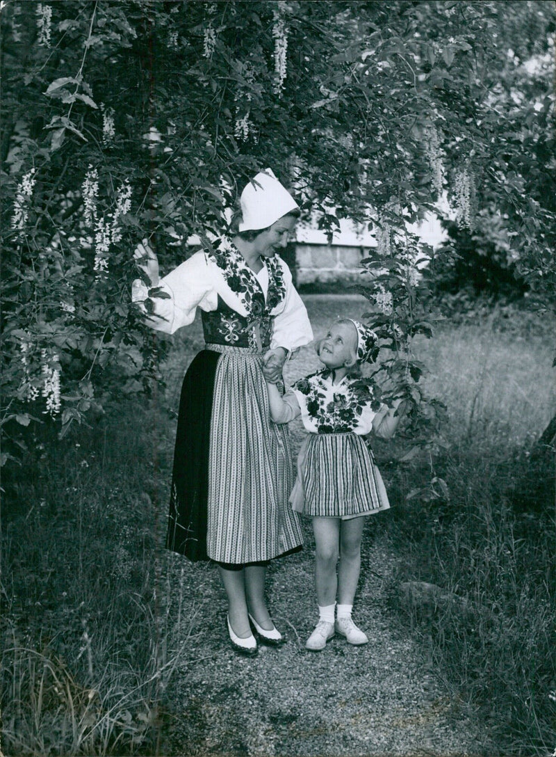 Arma-Lisa with her daughter, 1950 - Vintage Photograph