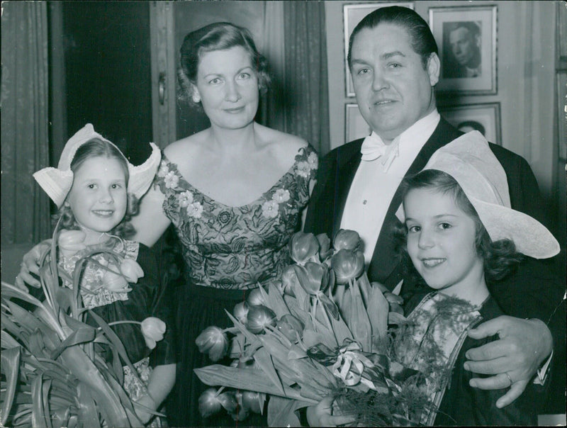 The concert for Hollandshjälpen still took place at Jussi Björling's Concert Hall. - Vintage Photograph