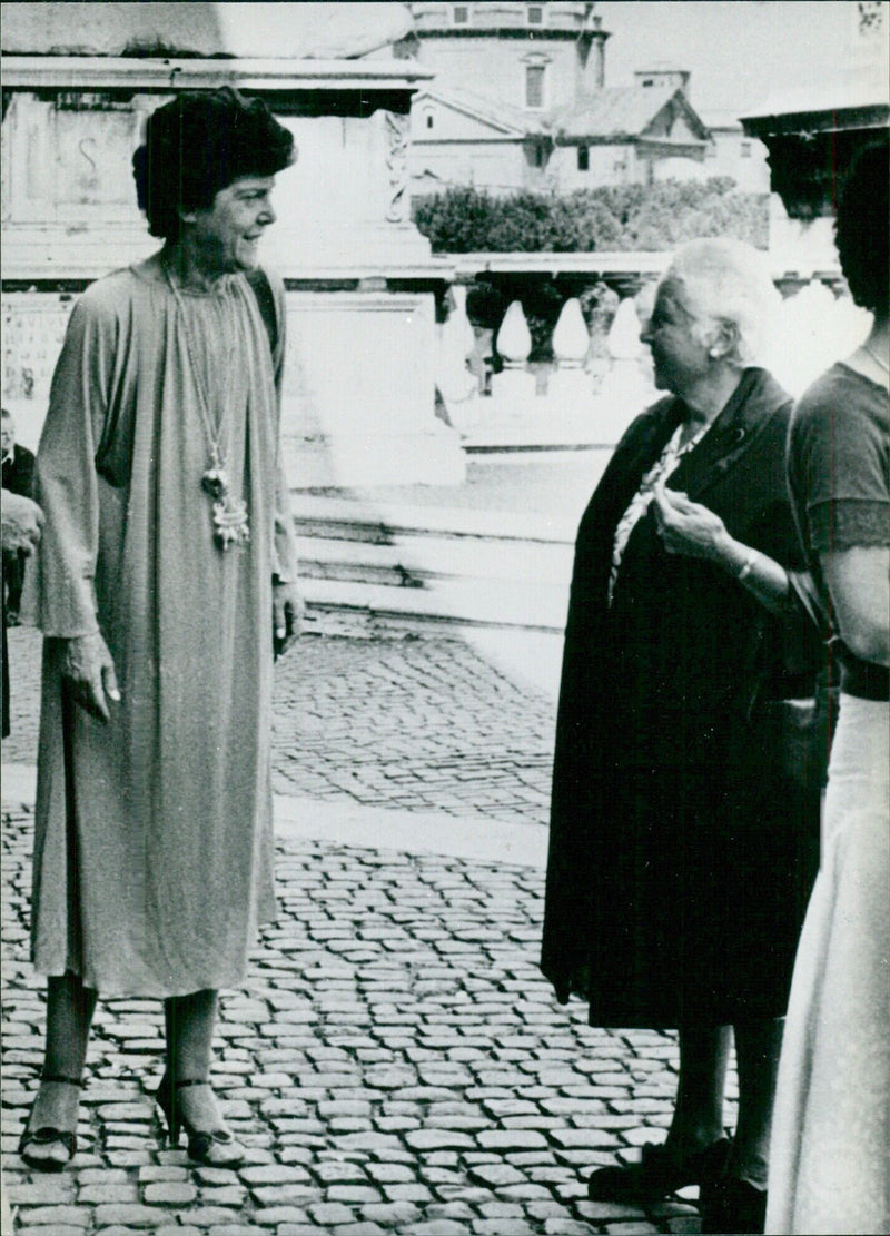 Sra. Carla Pertini meeting a supporter in Rome - Vintage Photograph