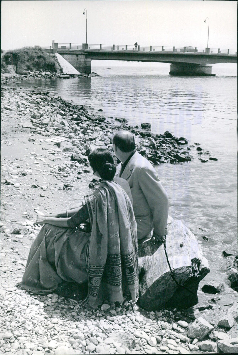 Roberto Rossellini and Sona Li Das Gupta escape from the Cannes Film Festival atmosphere. - Vintage Photograph