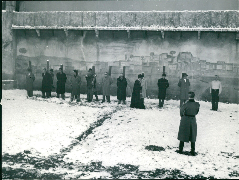 Roberto Rossellini's film "Il generale della Rovere" is completed with the scene of execution by a firing squad composed of old fascists under the orders of German officers in the courtyard of the San Vitale prison in Milan. - Vintage Photograph