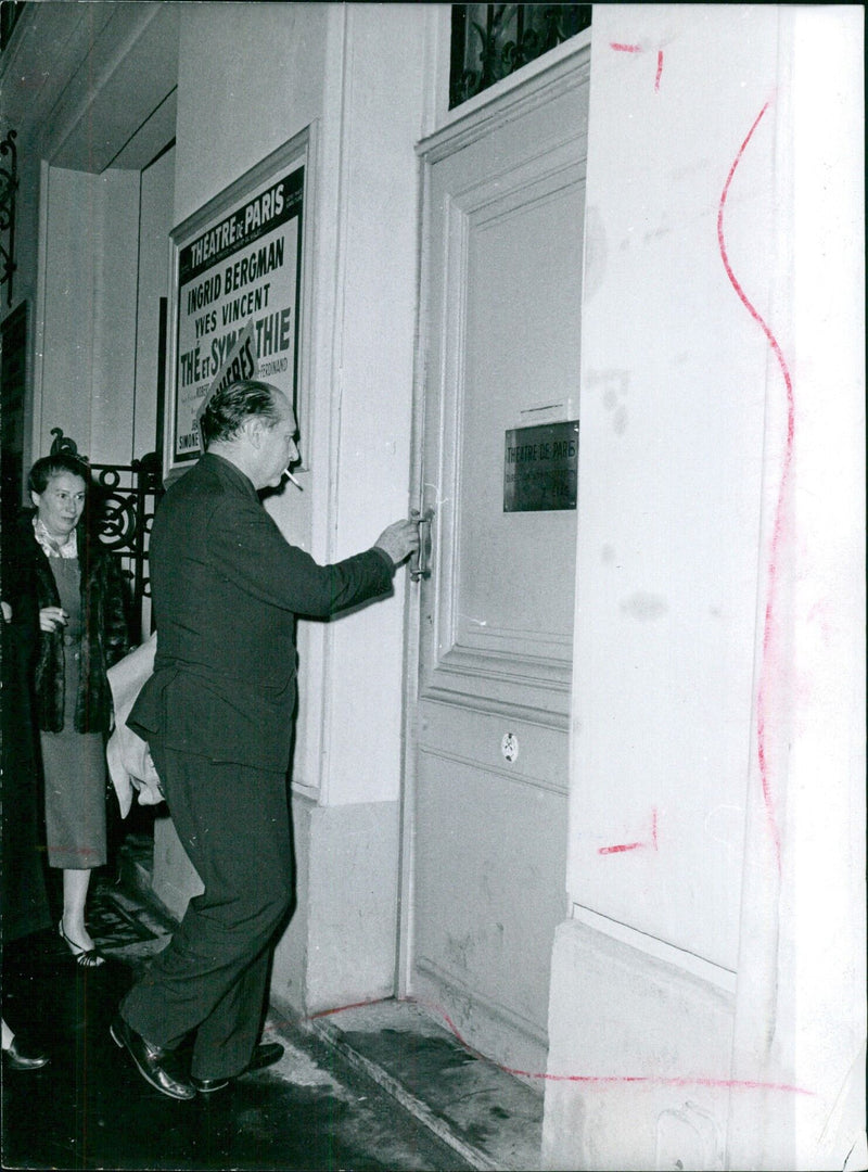 Theatre Paris Ingrid Bergman Yves Vincent The Synthe 16 Simone Theatre de Pares Direction Cominis Par - Vintage Photograph