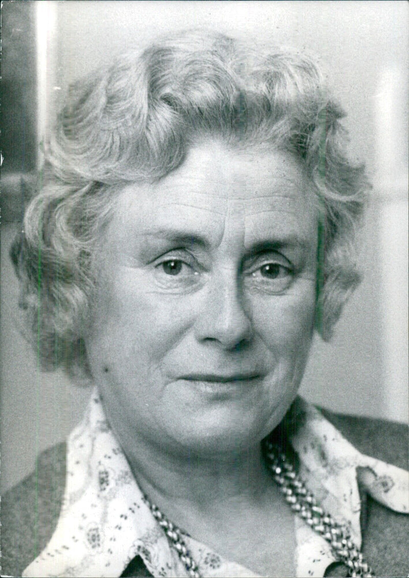 Gwen Robyns, British journalist and writer - Vintage Photograph