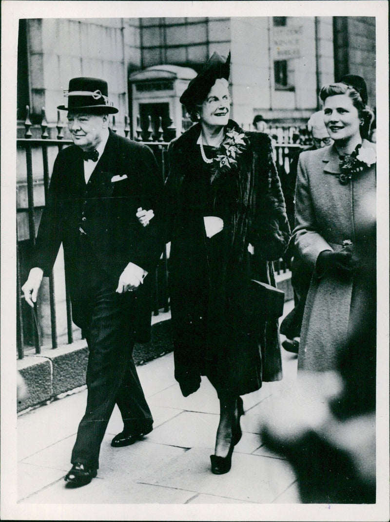 MR CHURCHILL VISITS ABERDEEN AFTER RECEIVING FREEDOM OF THE CITY - Vintage Photograph