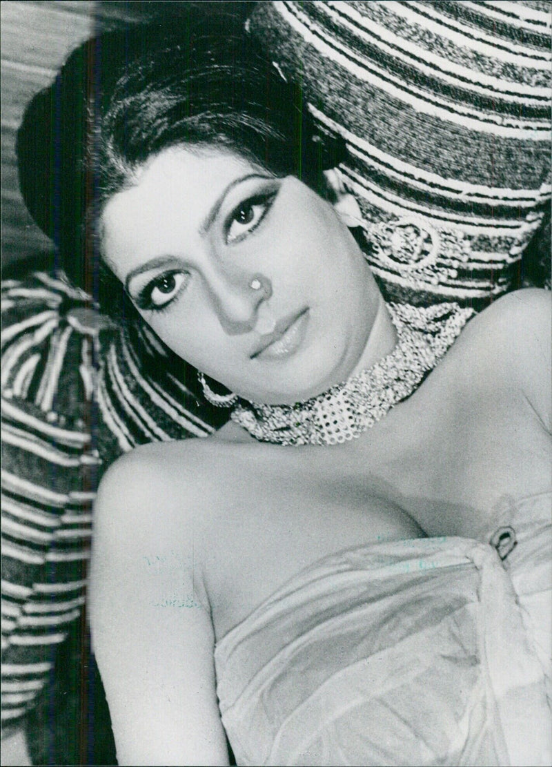 Indian Film Stars: NAZMEEN OPS - Vintage Photograph