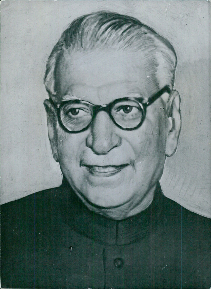 SAIFUDDIN KITCHLEW, President of the All-India Peace Council, receiving the International Stalin Peace Prize in 1952. - Vintage Photograph