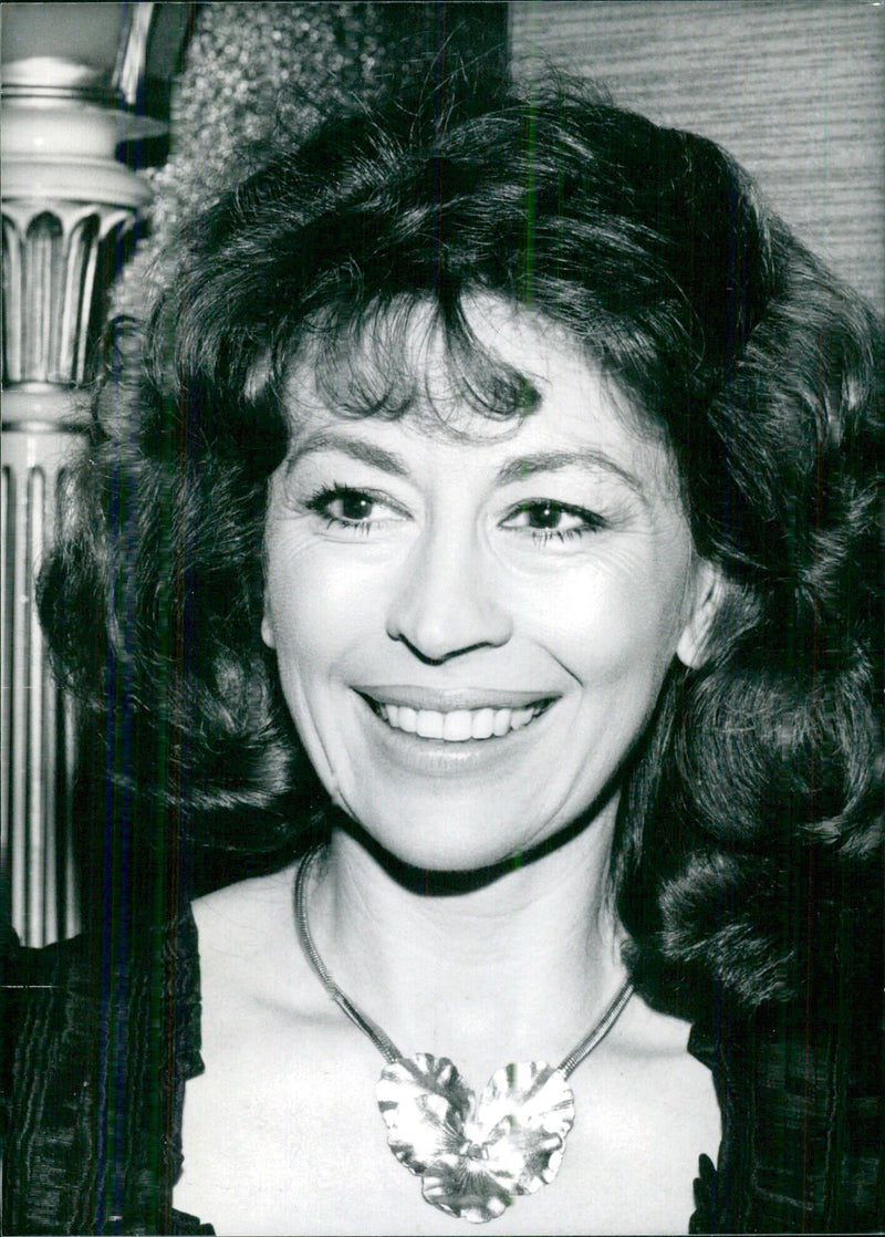 British Actress Nanette Newman - Vintage Photograph