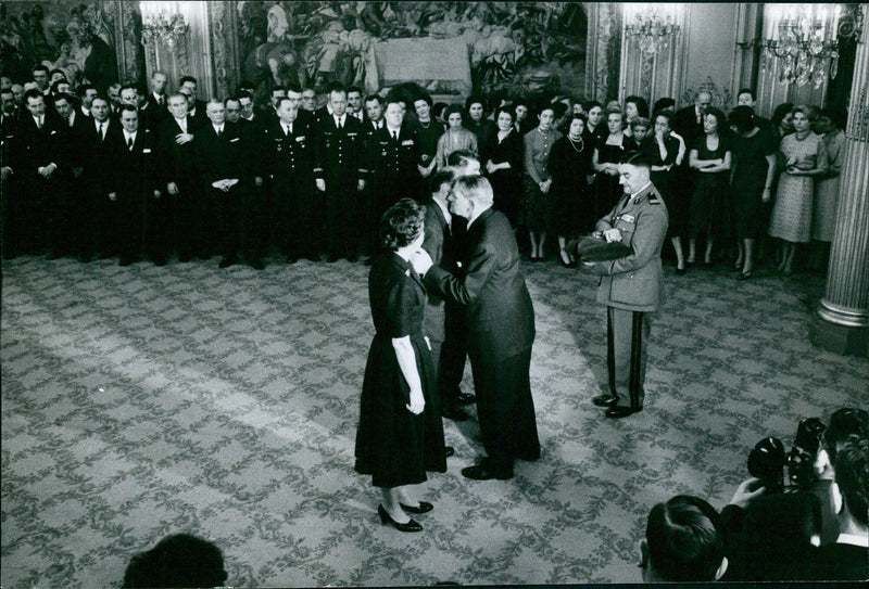 Intimate meeting at the Elysée before the presidential power handover - Vintage Photograph