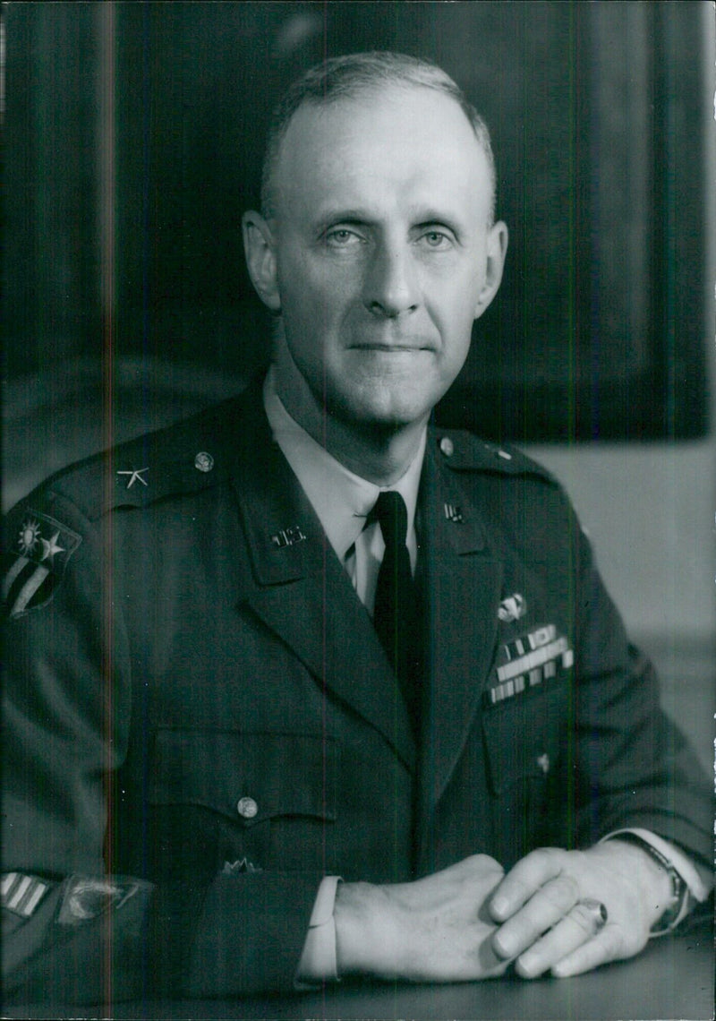 OLLU 119. K ID American Service Chiefs: MAJOR-GENERAL THOMAS M. RIENZI Commanding General of the 1st Signal Brigade, U.S. Strategic Command, U.S. Army in South Vietnam. - Vintage Photograph