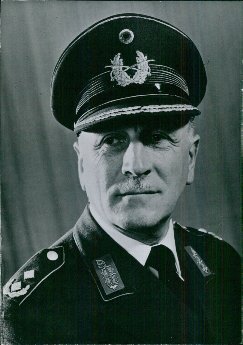 C 422 West German Service Chiefs: MAJOR-GENERAL HELLIMUTH REINHARDT Head of the Army Office in Cologne. - Vintage Photograph