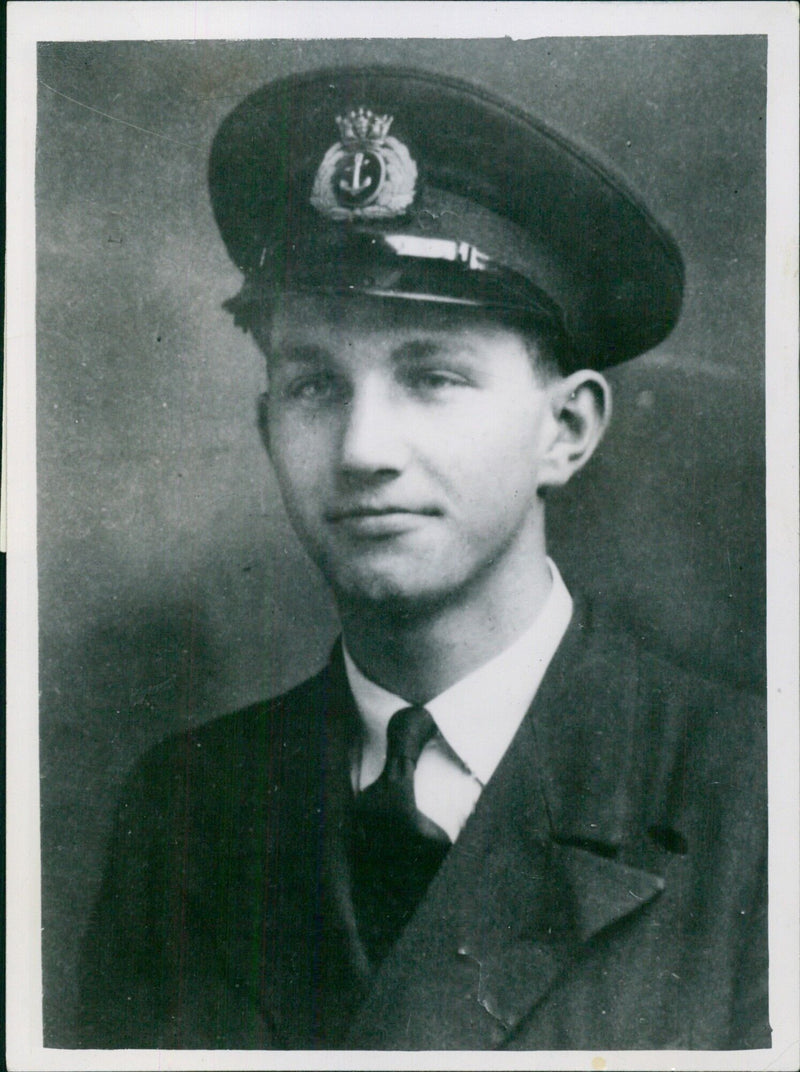 Chief mate joins lone captain aboard listing Flying Enterprise - Vintage Photograph