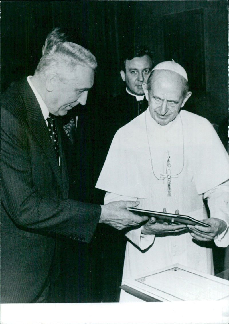 The Pope and Edward Gierak exchange gifts - Vintage Photograph