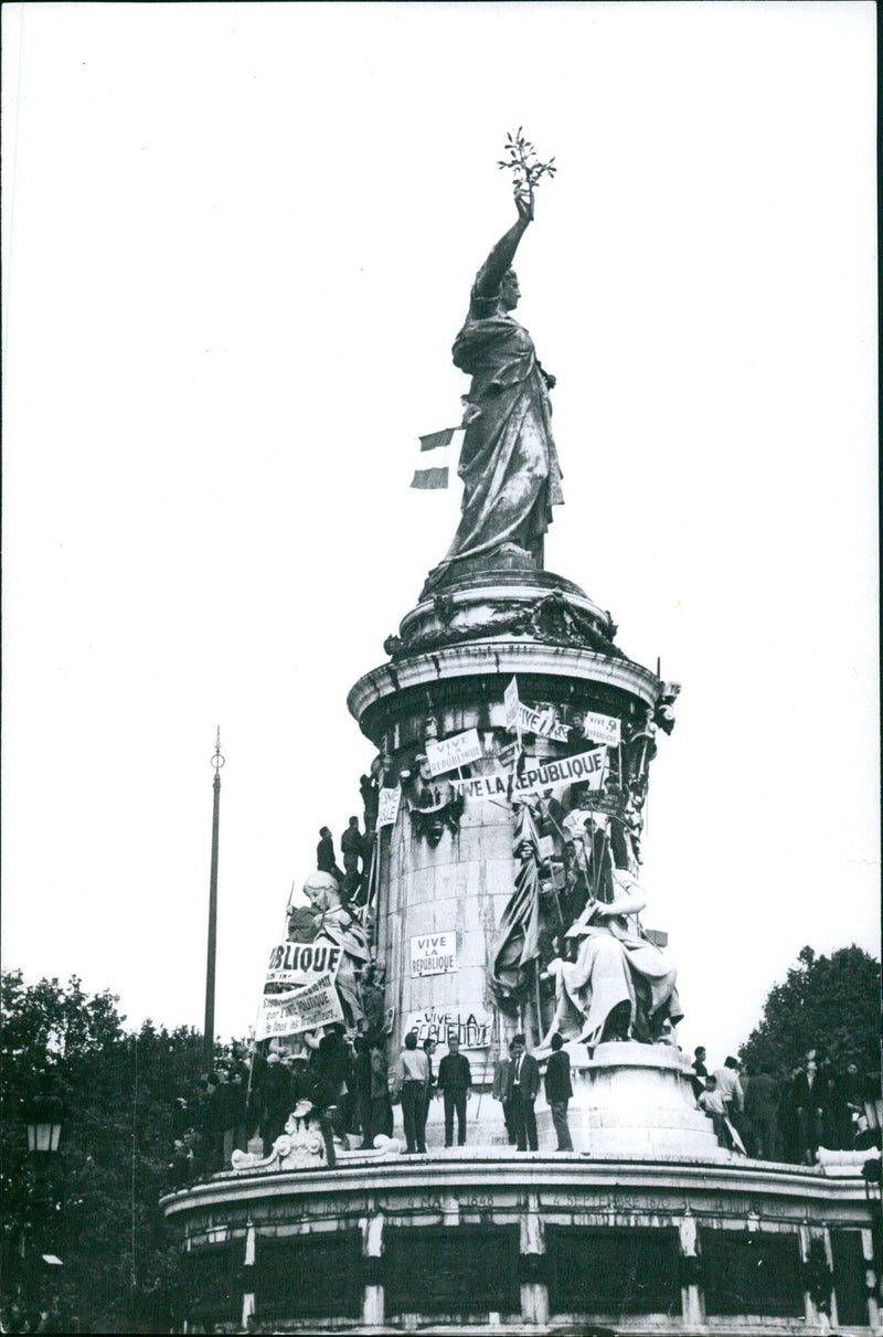 Workers' demonstration for peace and crazy politics. Long live the Republic! - Vintage Photograph