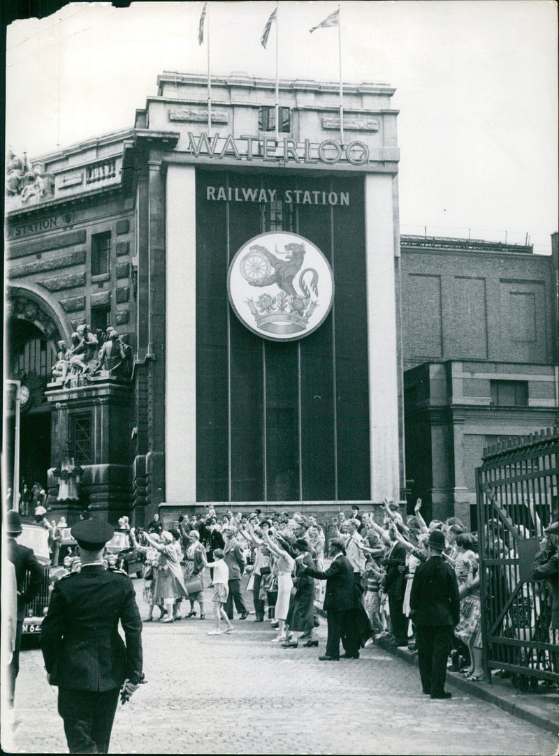 STATION WATERLOO RAILWAY STATION M6Z COPYRIGHT INTERNATIONAL MAGAZINE SERVICE 2 2 JUNE 1960 VEAV. 53 - Vintage Photograph