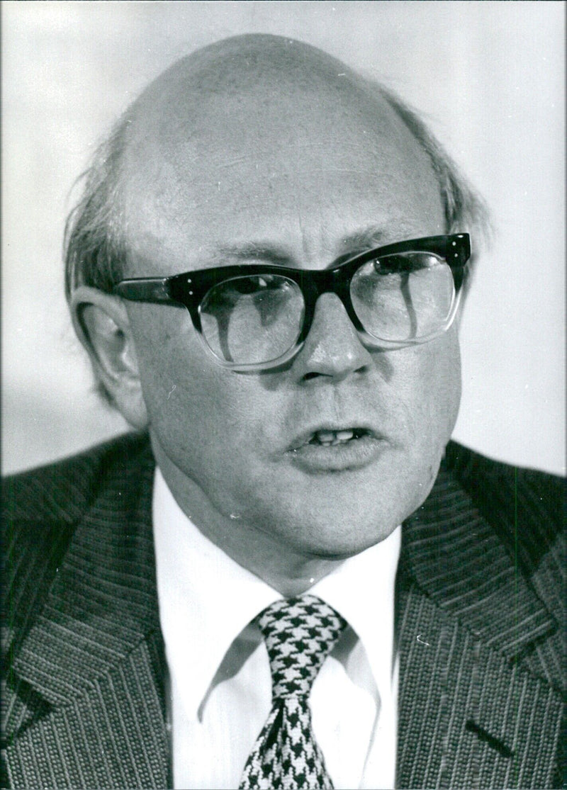 British Politician: SIR RUSSELL SANDERSON OPS - Vintage Photograph