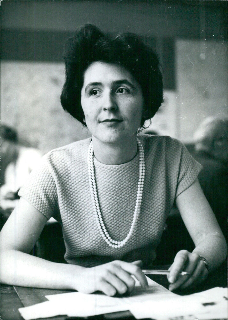 Joan Chapman liderando voluntarios para recaudar fondos para ayuda contra el hambre - Vintage Photograph