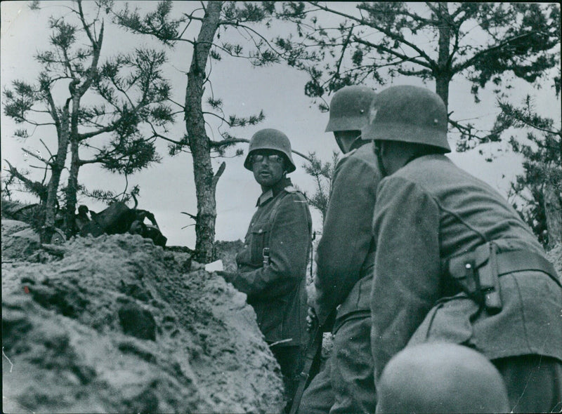 Officer meeting in a trench - Vintage Photograph