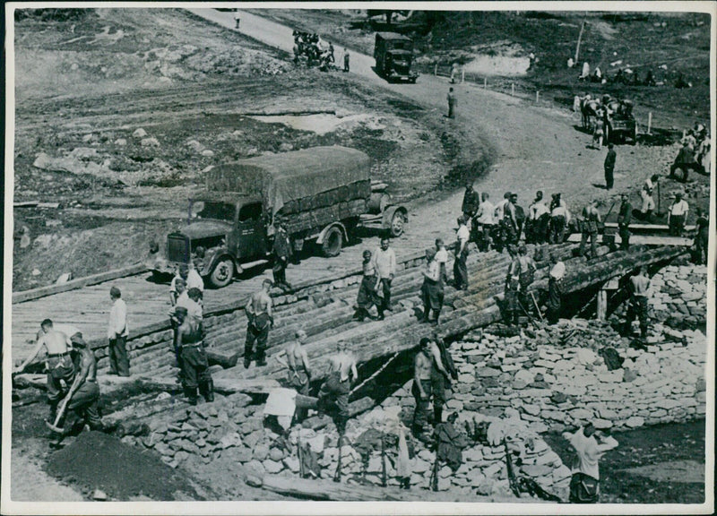 Organisation Todt building road bridge in Ukraine - Vintage Photograph