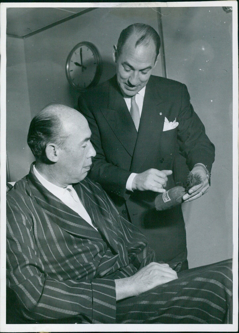 Claes Ekman, consul aboard the ship "Kungsholm" with director Sven Larsson the hairdresser, 1953 Sunn V. 48 at "Rant folk." - Vintage Photograph