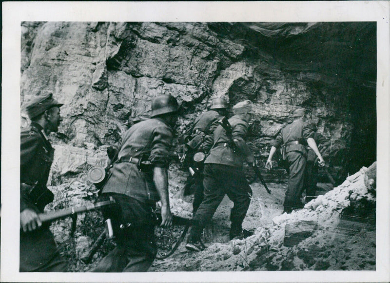 Mountain troops packing up (Picture 2) - Vintage Photograph