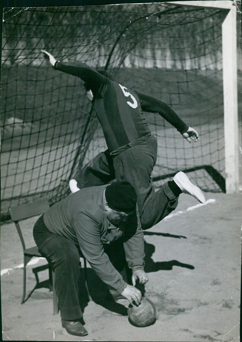 Stig Sjodin match between Eva Doughstlage Hinds players in the early 1950s at Studio Scenen, Valhallangen for thermal sports. - Vintage Photograph