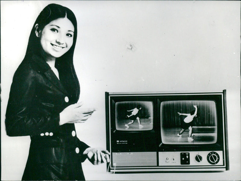 NEW TV SET CAN "FREEZE" VISION - Vintage Photograph