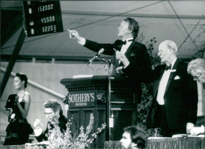 Jewels of the Duchess of Windsor auctioned by Sotheby's - Vintage Photograph