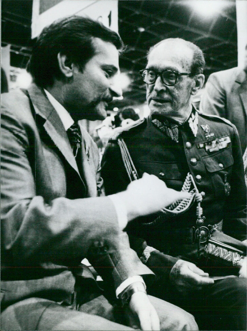 Polish Personalities: LECH WALESA & Gen. BORUTA- SPIECHOWICZ OPS - Vintage Photograph