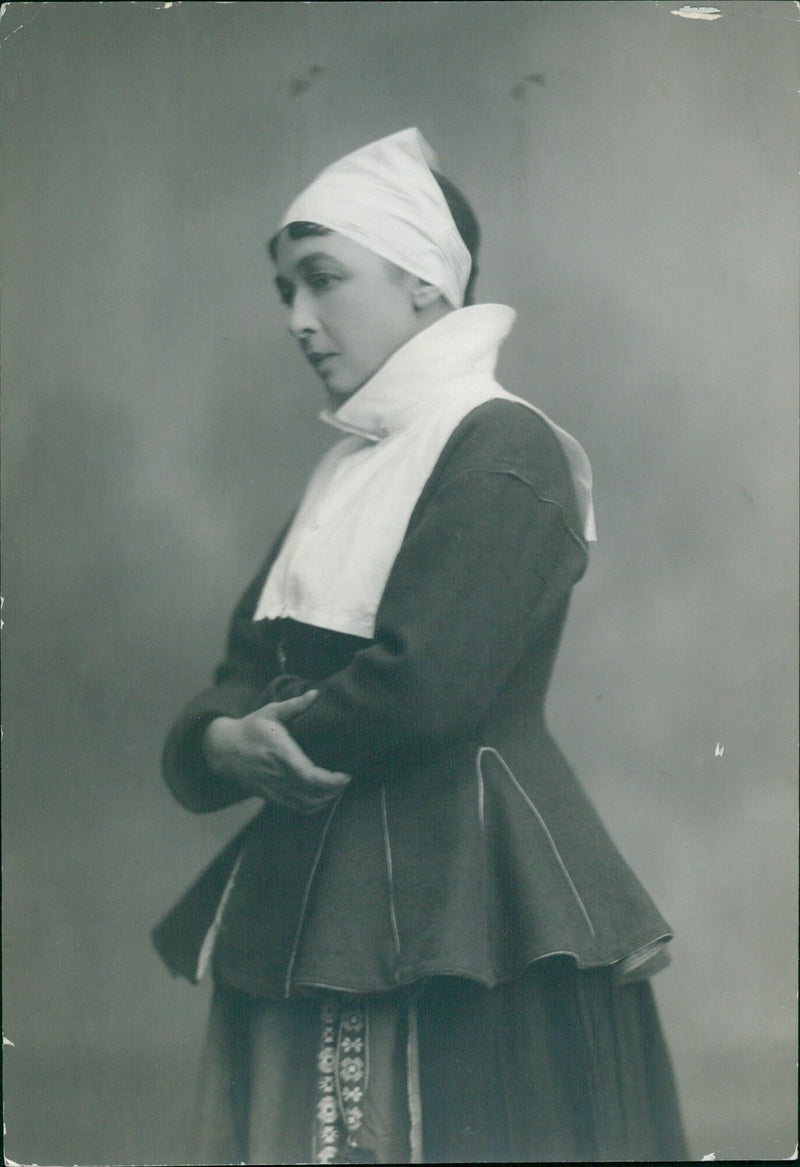 Bosse Mariette, editor at Vecko-Journalen, posing with his hat. - Vintage Photograph