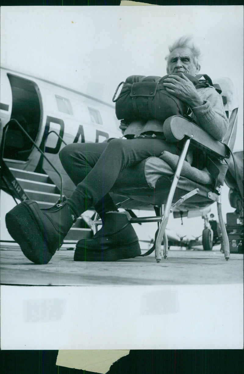 MAC FADDEN took off in the late afternoon to perform a parachute jump over the Seine. - Vintage Photograph