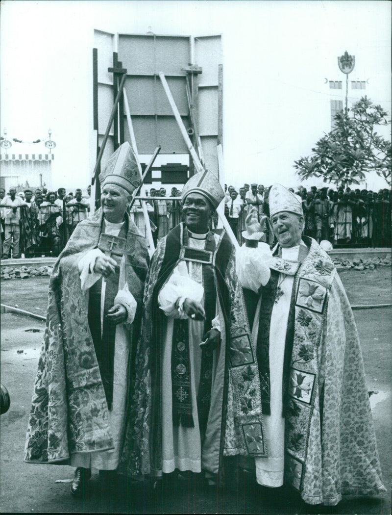 A3 Fisher, Geoffrey Nigeria's prihelspest - Vintage Photograph