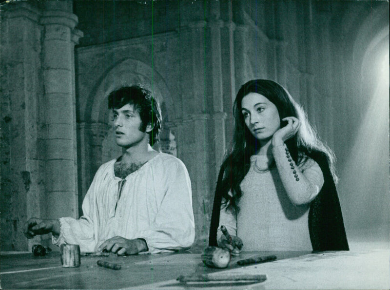 Anna Moffo y Bekim Fehmiu en una escena de "Los aventureros" - Vintage Photograph