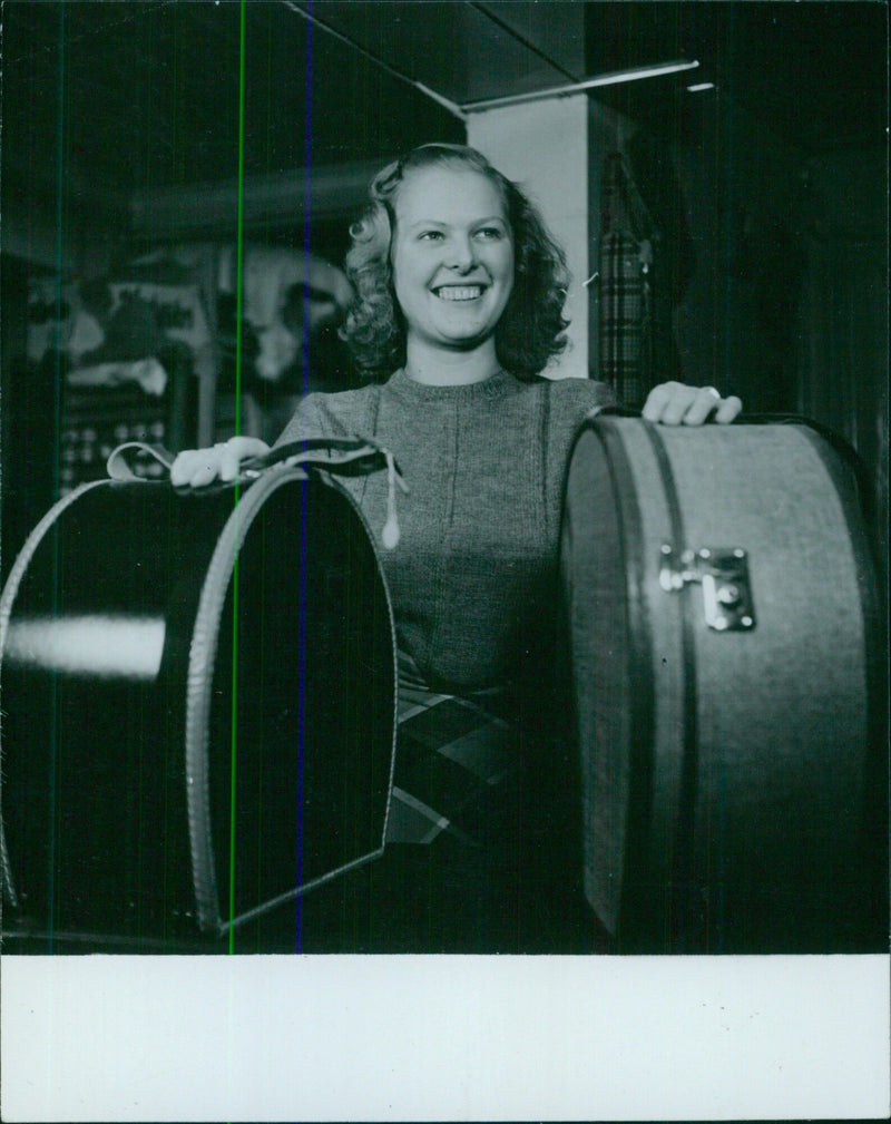 Studio Sara Sell girls and guests, shelf - STOCKHOLM - Vintage Photograph